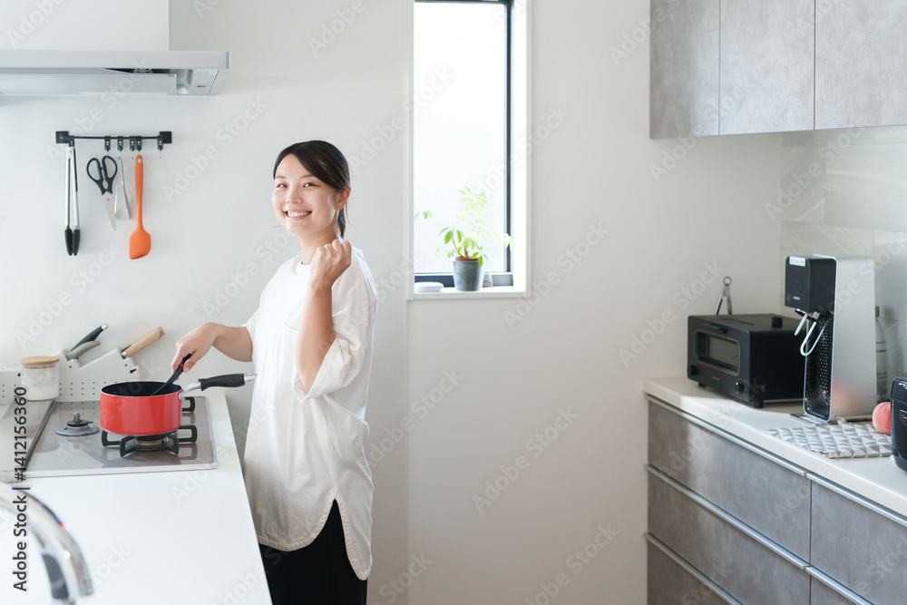 料理する女性(ガッツポーズ) 料理する女性(ガッツポーズ)