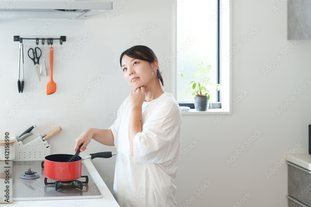 料理する女性(考える・悩む) 料理する女性(考える・悩む)