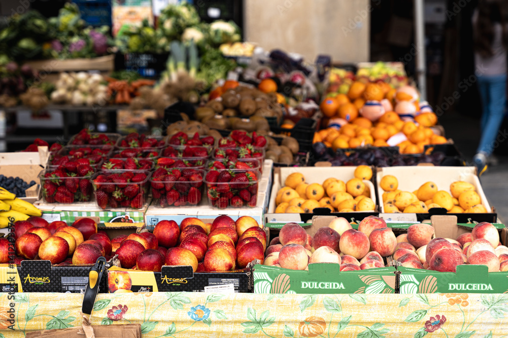 Obraz premium Vibrant Fruit and Vegetable Market Display.