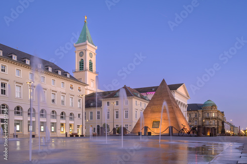 Obraz na płótnie Karlsruhe Marktplatz features pyramid structure and fountain display during twilight hours w salonie