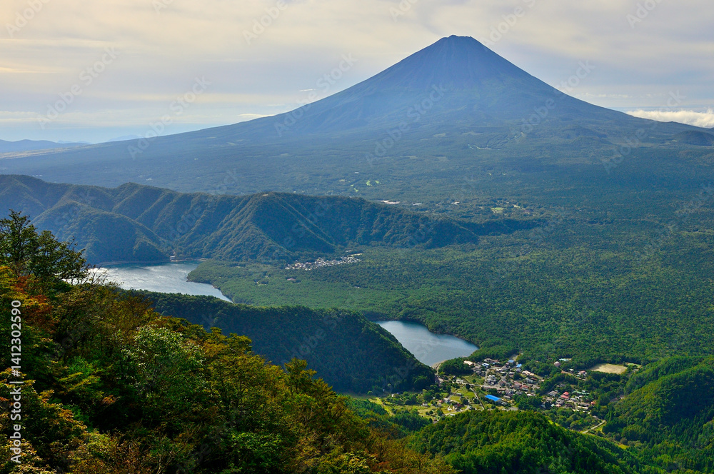 Fototapeta premium 御坂山地の鍵掛より夏の富士山と西湖を望む 