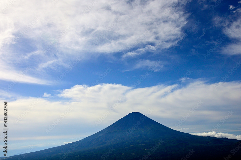 夏富士の頭上に雲広がる 御坂山地の鍵掛にて
夏富士の頭上に雲広がる 御坂山地の鍵掛にて