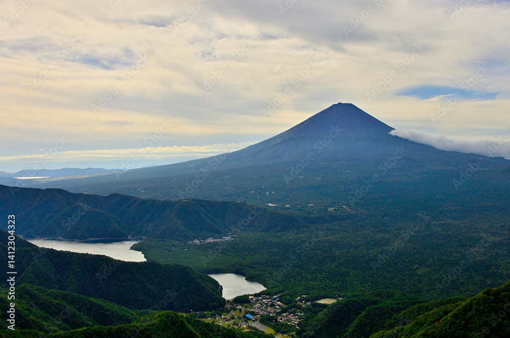 Fototapeta premium 御坂山地の吉沢山から 雲たれこめる夏の富士山と西湖 