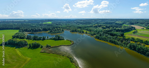 Obraz na płótnie Ausblick auf die Hügellandschaft der Stauden rund um den Schnerzhofener Weiher im Unterallgäu w salonie