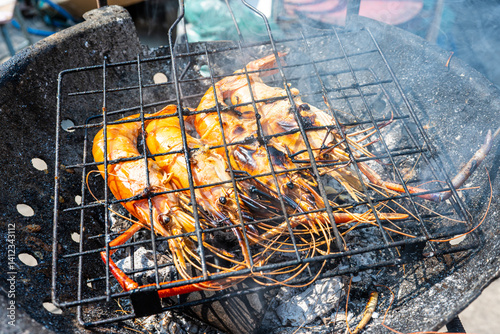 Obraz na płótnie Big river prawn shrimp grilled on fire with smoke w salonie