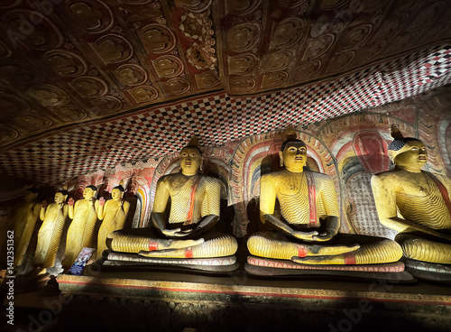 ダンブッラ石窟寺院、仏像群と天井画、世界遺産