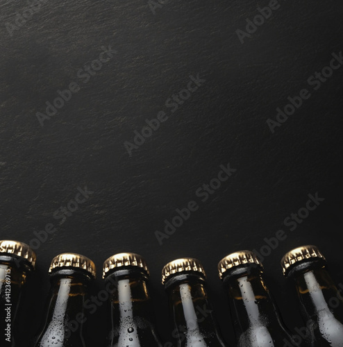 Obraz na płótnie craft brewery webshop background image, bottles black. dark theme w salonie