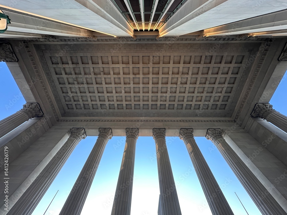 Obraz premium Ceiling Grid and Classical Columns Framed from Below (Philadelphia, Pennsylvania, USA)