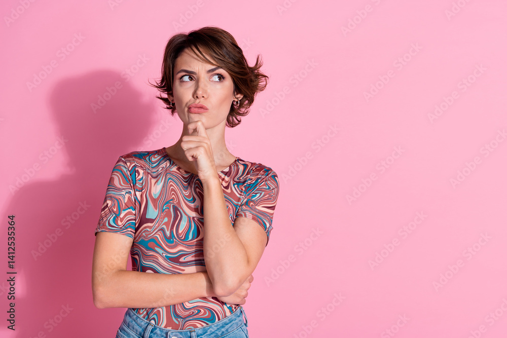 Φωτογραφία Photo of adorable clever smart minded girl wear stylish clothes look empty space