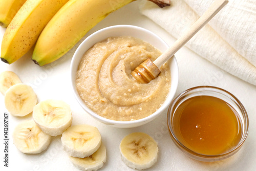 Banana and honey face mask for soft skin