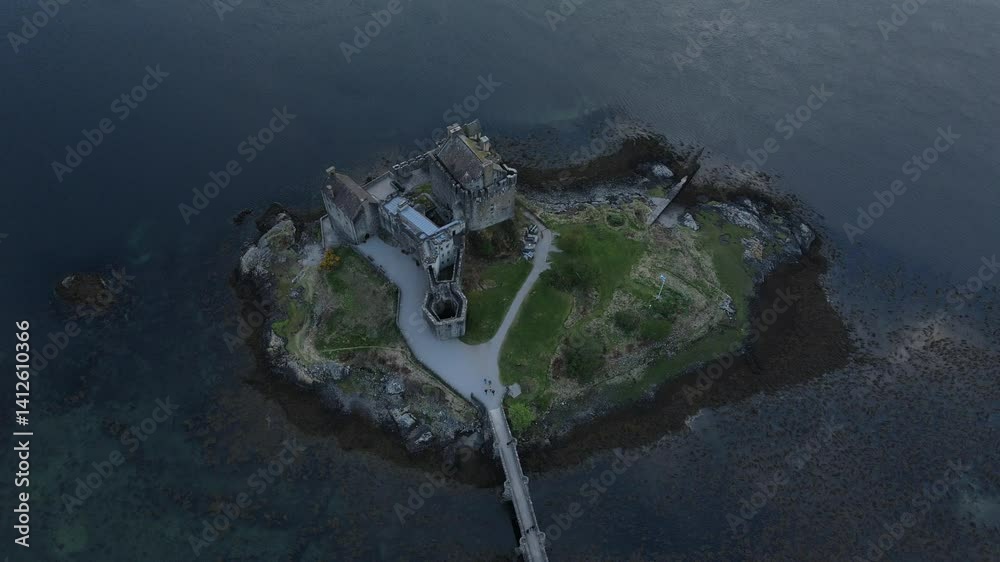 Grúa hacia abajo con dron del Castillo de Eilean Donan, Escocia