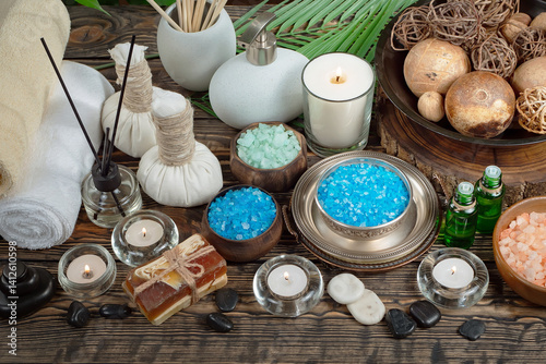 Obraz na płótnie Spa treatment with candles and towel on wooden table, closeup w salonie