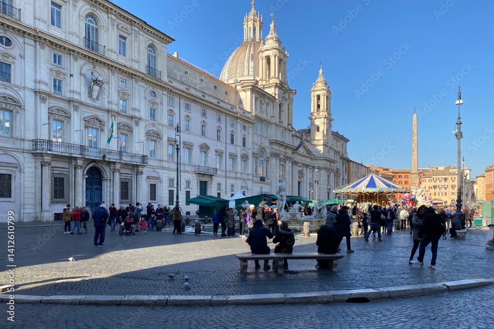 Obraz premium Crowds gathering around historic buildings in European plaza