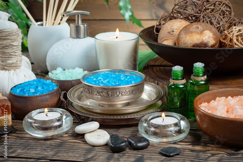 Obraz na płótnie Spa treatment with candles and towel on wooden table, closeup w salonie