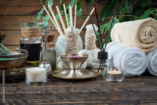 Obraz na płótnie Spa treatment with candles and towel on wooden table, closeup w salonie