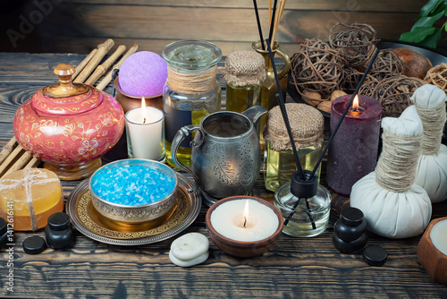 Obraz na płótnie Spa treatment with candles and towel on wooden table, closeup w salonie