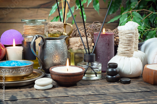 Obraz na płótnie Spa treatment with candles and towel on wooden table, closeup w salonie