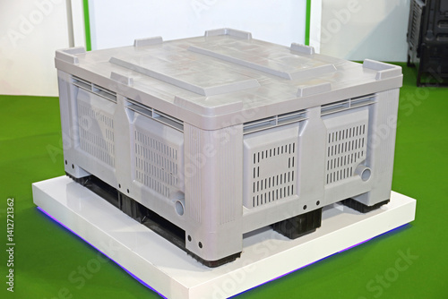 Obraz na płótnie Plastic Pallet Crate With Lid for Delivery Transport Industry Logistics w salonie