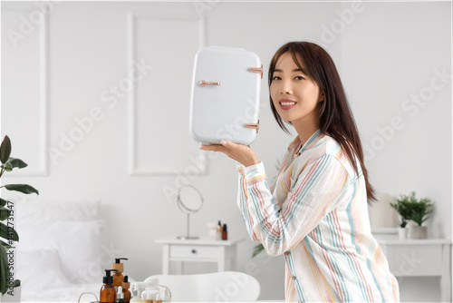 Pretty young woman holding ...