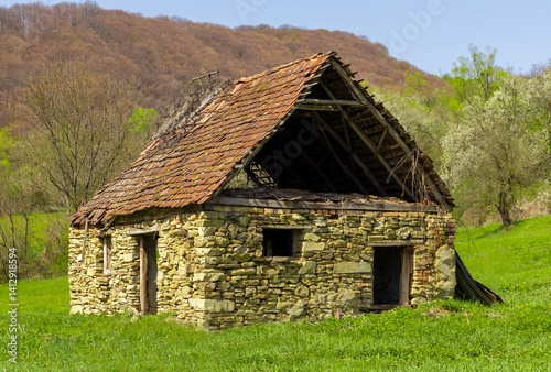 Obraz na płótnie An old abandoned stone house w salonie