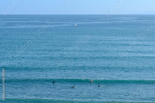 湘南の海、サーファー、浮かぶヨット、太平洋、水平線
