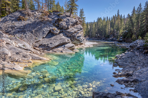 Obraz na płótnie Emerald colored Kananaskis River in the Rocky Mountains of Kananaskis Country, Alberta, Canada w salonie