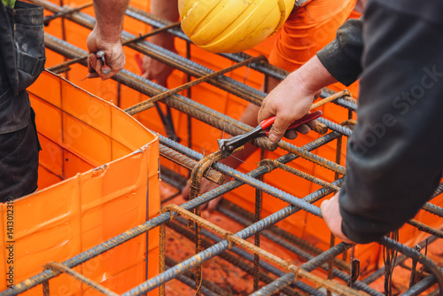 Schilderij op canvas Steel fixer assembling rebar cage for reinforcing concrete structure