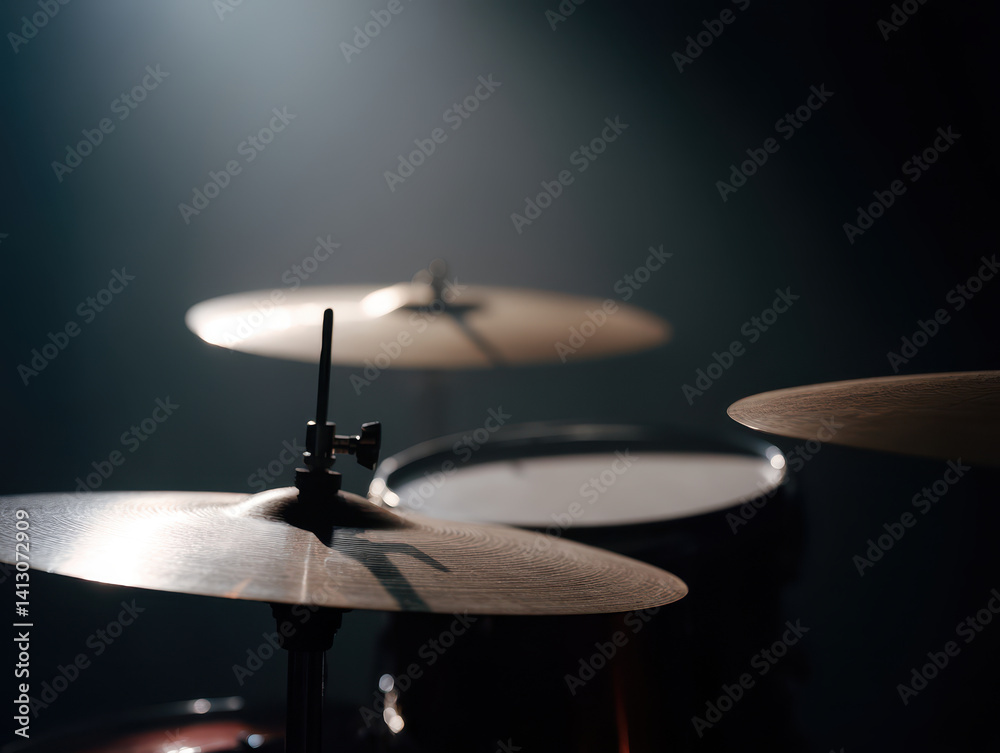 Obraz premium Drum set with glowing cymbals under spotlight, creating dramatic effect