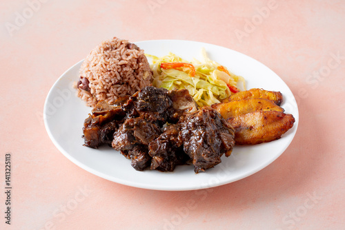 Fotografía A view of an entree of Jamaican oxtails.