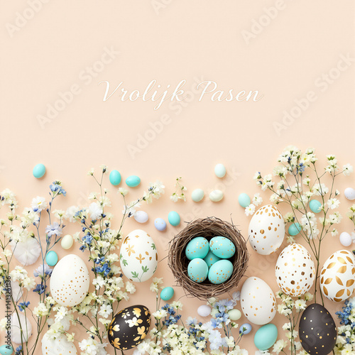 Obraz na płótnie Elegant Pastel Easter Arrangement with Decorative Eggs and Flowers w salonie