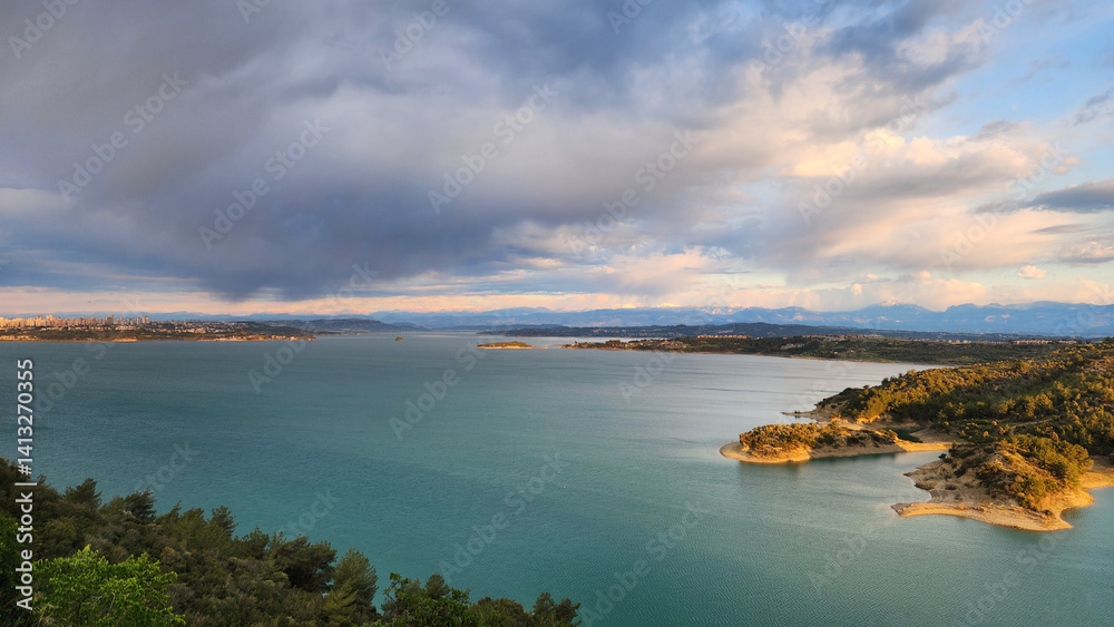 Fototapeta premium At rainy April dawn, Seyhan Dam Lake in Adana gifts unforgettable memories to its visitors.