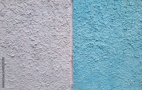 Foto The background is white and blue made of rough decorative plaster