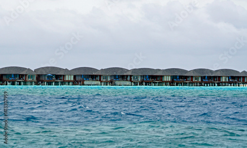 Obraz na płótnie water villas on a exotic maldives island w salonie