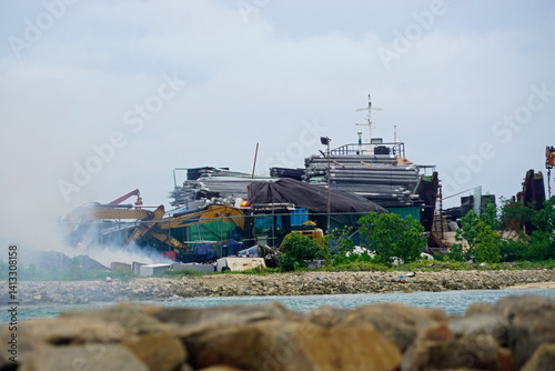 Obraz na płótnie rotten shipyard on gulhi island maledives w salonie