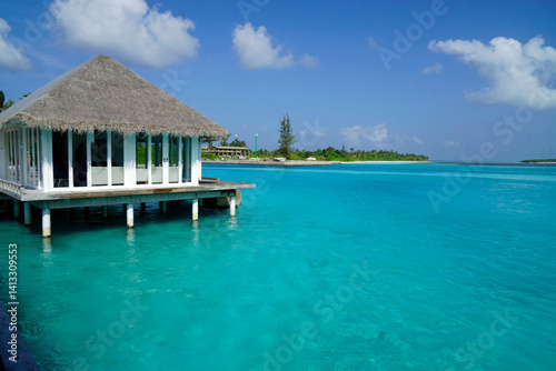 Obraz na płótnie water villas on a exotic maldives island w salonie