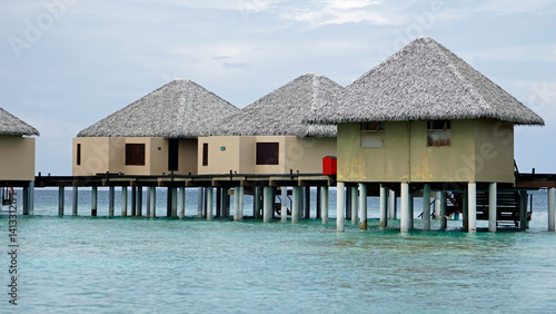 Obraz na płótnie water villas on a exotic maldives island w salonie