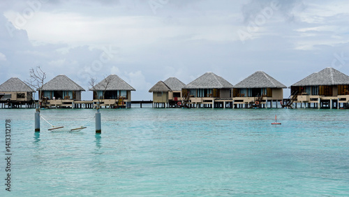 Obraz na płótnie water villas on a exotic maldives island w salonie