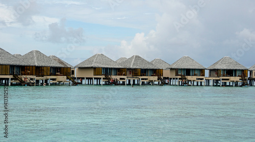 Obraz na płótnie water villas on a exotic maldives island w salonie