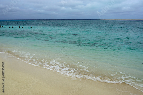 Obraz na płótnie Sunny tropical beach paradise on the Maledives w salonie