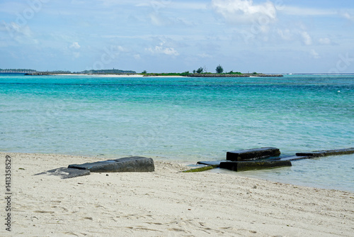 Obraz na płótnie Jetty at Sunny tropical beach paradise on the Maledives w salonie