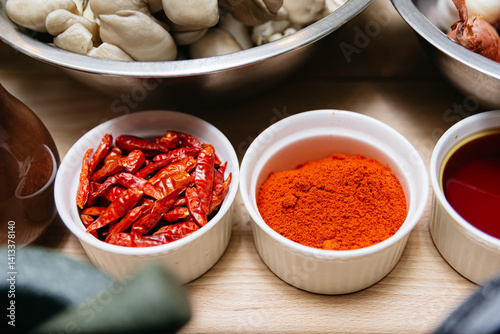 Foto Dried Red Chilies and Ground Chili Powder.