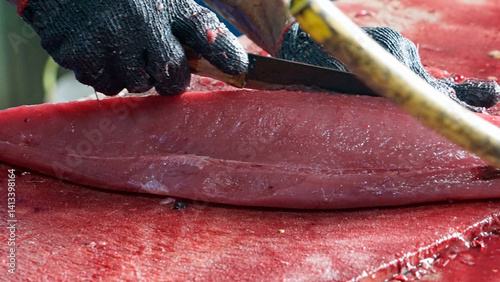 Obraz na płótnie preparing fresh tuna steak at the fish market w salonie