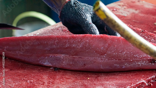 Obraz na płótnie preparing fresh tuna steak at the fish market w salonie