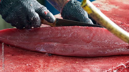 Obraz na płótnie preparing fresh tuna steak at the fish market w salonie