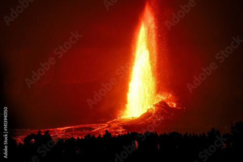 Tableau sur toile Lava erupts from Halemaumau crater in Kilauea volcano Hawaii