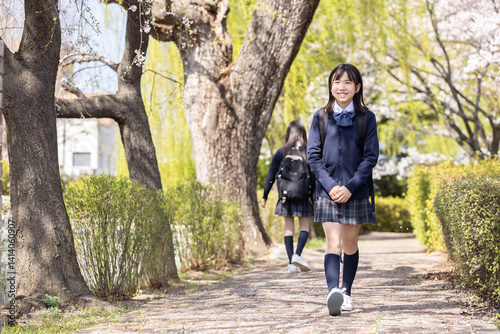 歩いて通学する学生