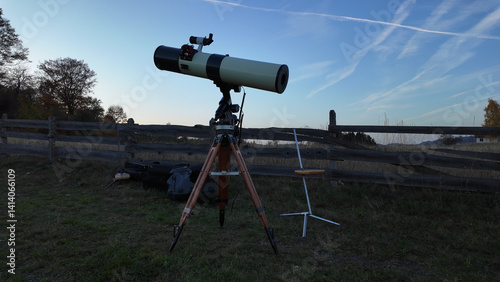 Obraz na płótnie Amateur astronomy telescope for observing stars, planets and other celestial bodies. w salonie