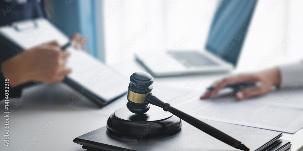 Tableau sur toile Lawyer with lawsuit meeting with client discussing with contract agreement at co