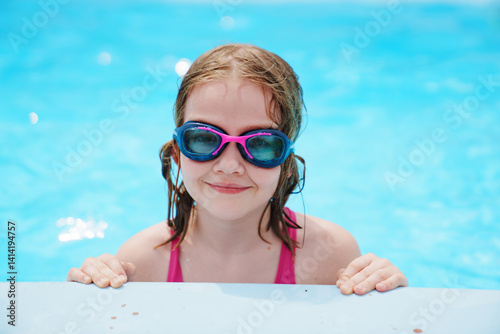 Obraz na płótnie Cute little girl wearing glasses for swimming in the pool. w salonie