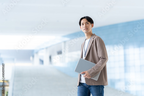 Konstfotografi オフィスで働く若い男性エンジニア